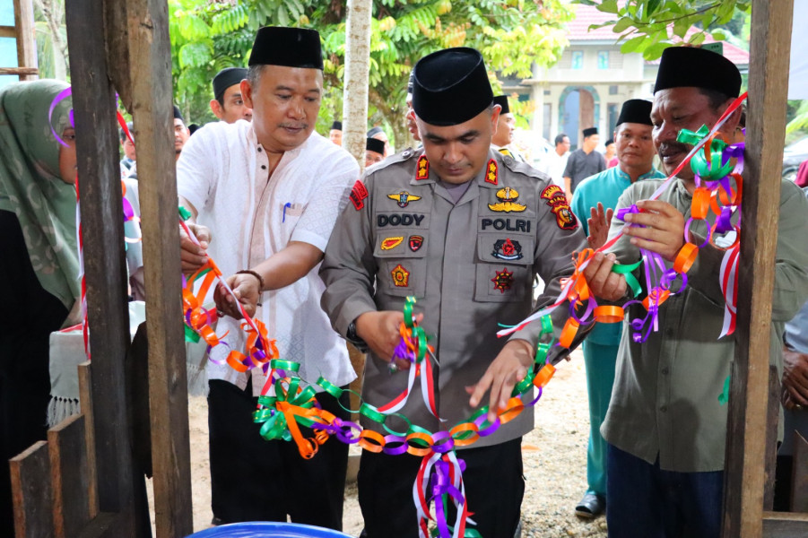 Kapolres Inhu Serahkan Kunci Rumah dan Resmikan Taman Baca di Rengat Barat