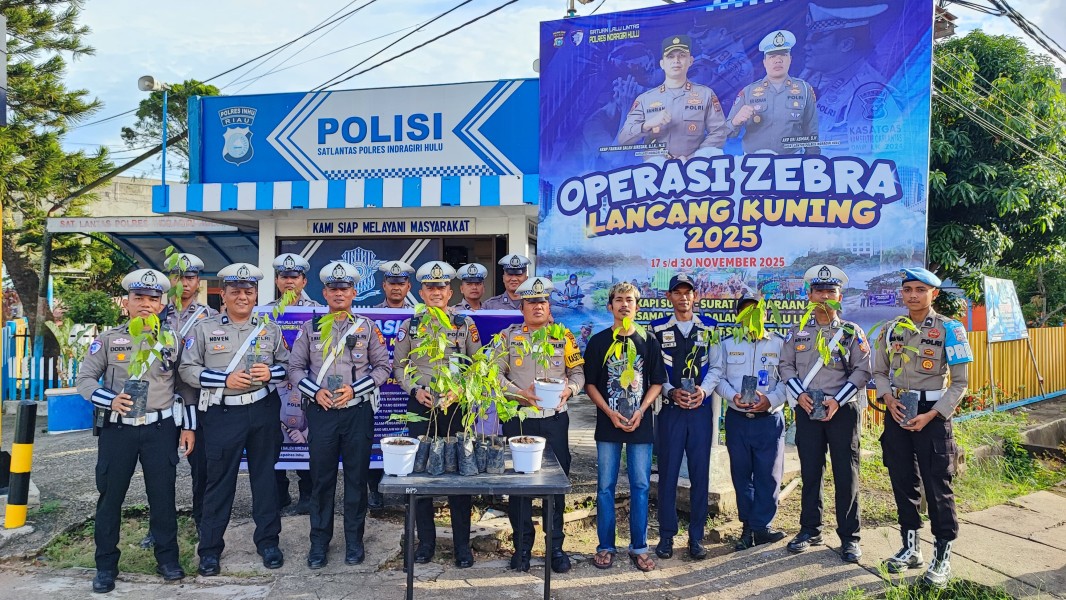 Berikan Bibit Pohon Kepada Pengendara Tertib, Cara Unik Polantas Inhu Edukasi Ops Zebra