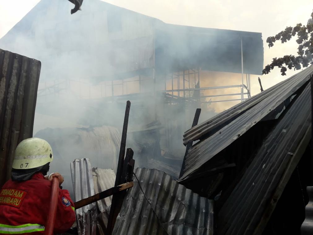 Travo Mesin Las Meledak, Gudang Raja Sofa dan 1 Unit Rumah di Kubang Jaya Siak Hulu Terbakar