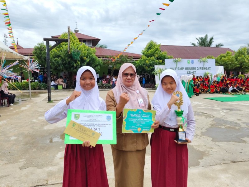 Gerak Jalan HUT SMP 2 Rengat, SDN 019 Kampung Dagang Unggul di Antara Peserta