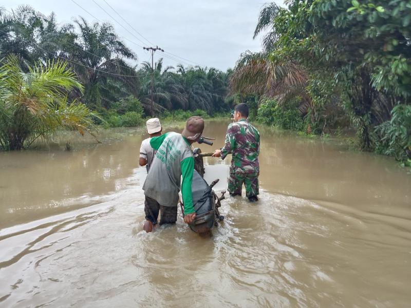 Babinsa Koramil 08/KM Bantu Warga Terdampak Banjir