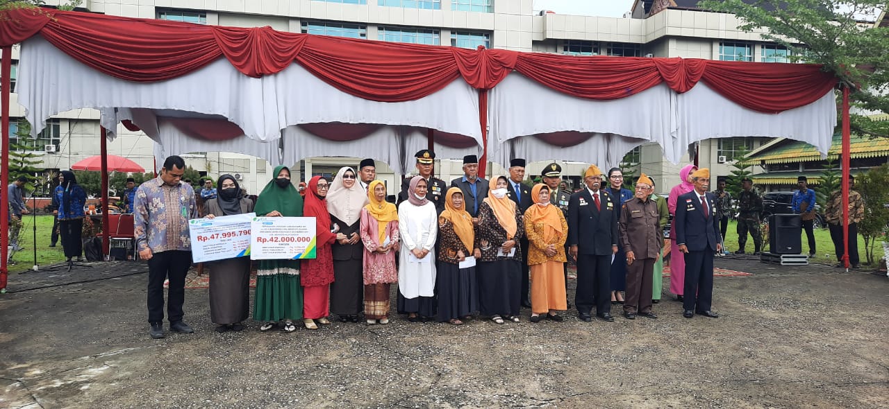 Wakil Bupati Inhil, Syamsudin Uti Serahkan Santunan Rp89,9 juta dari BPJamsostek