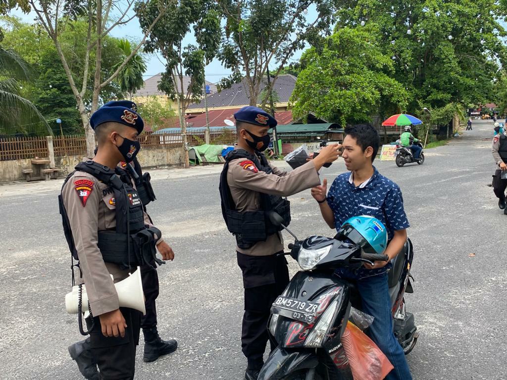 Personel Satuan Brimob Polda Riau Patroli Penertiban Protokol Kesehatan di Kota Pekanbaru