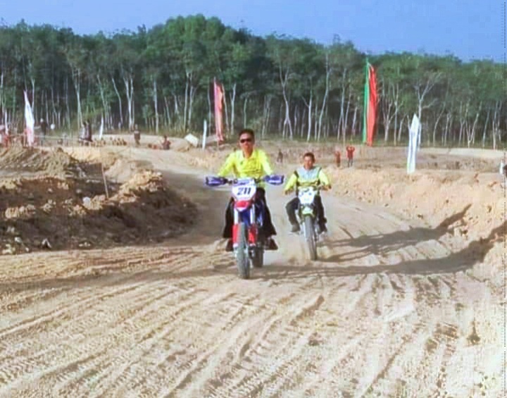 Bupati Rohil Buka Kejuaraan Grasstrack di Sirkuit Sintong Pusaka