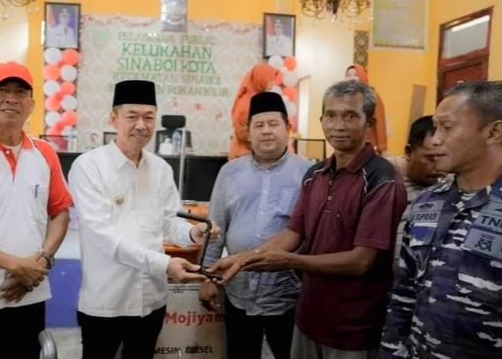 20 Unit Mesin Boat dan Gear Box Diserahkan Bupati Rohil Kepada Nelayan Sinaboi