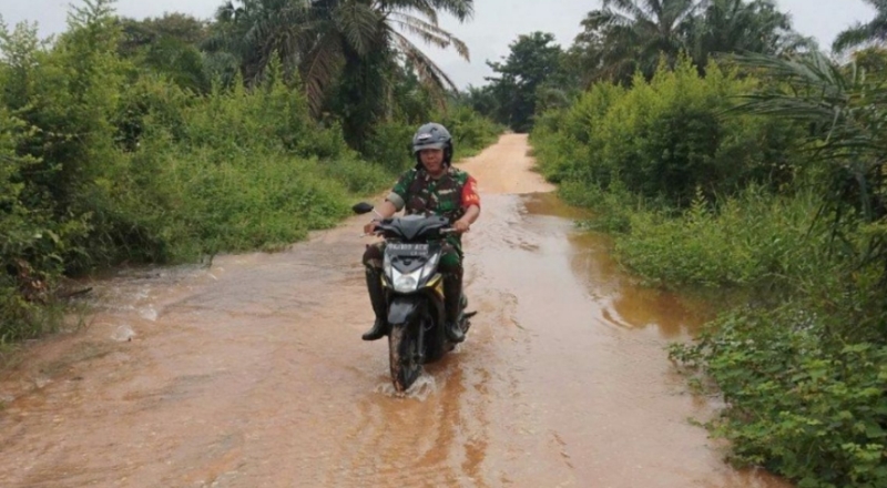 Sungai Indragiri Meluap, Babinsa Koramil 01/Rengat Pantau Banjir di Kambesko dan Desa Pulau Gajah