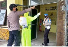 Cegah Penularan Covid-19, Polsek Kampar Kiri Hilir Lakukan Desinfeksi di Lingkungan Mako dan Asrama