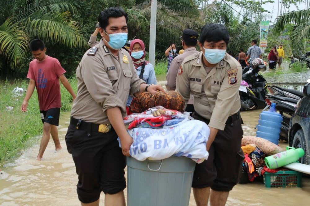 Personel Polresta Pekanbaru Bantu Warga yang Terdampak Banjir di Bukit Raya