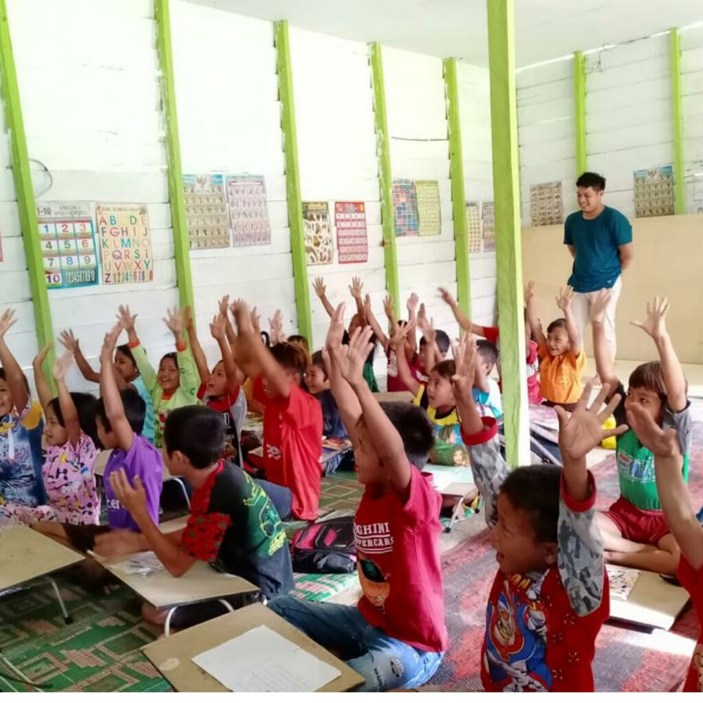 Berkat YBM PLN Anak Suku Talang Mamak di Dusun Talang Tanjung Bisa Bersekolah