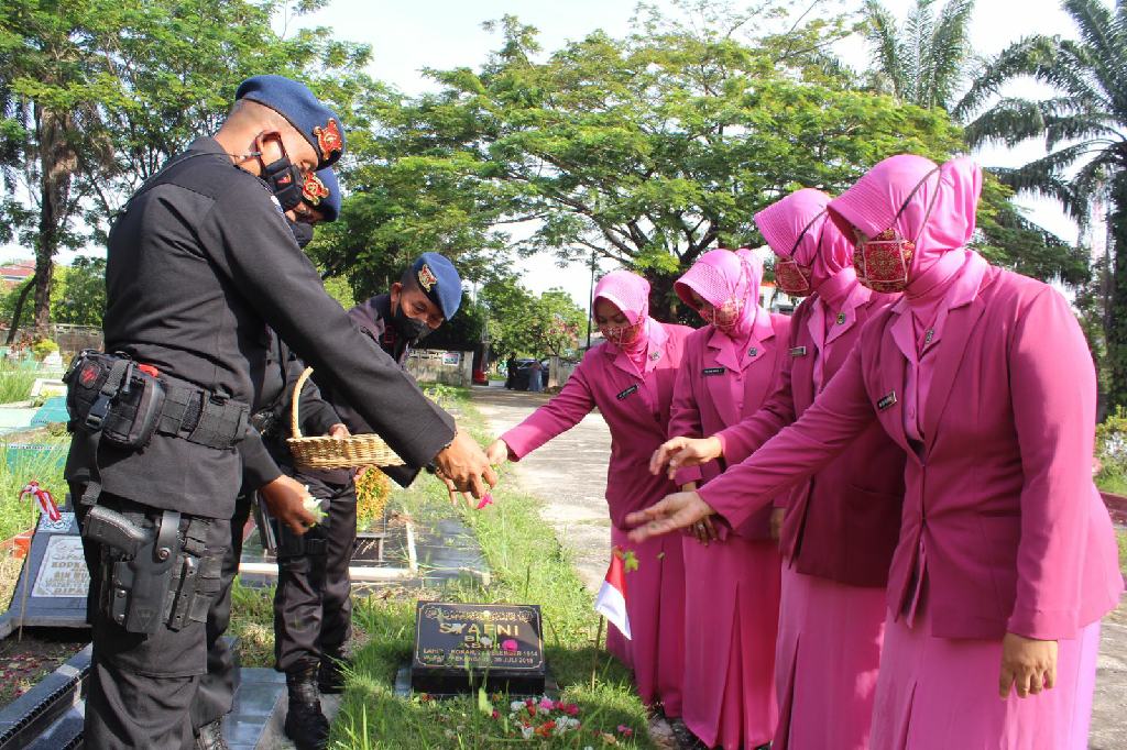Detasemen Gegana Sat Brimob Polda Riau Ziarah Makam dan Anjangsana ke Purnawirawan