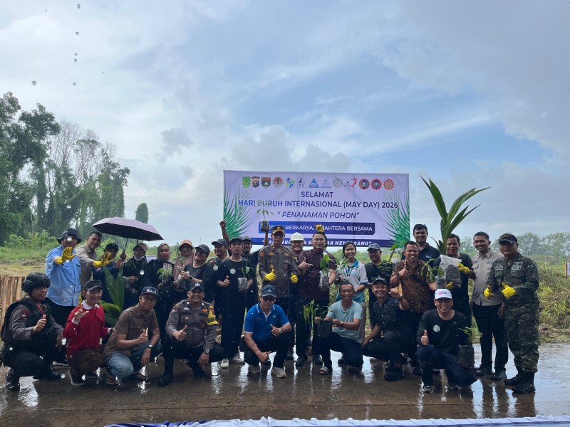 Peringati May Day 2026, Buruh dan Manajemen PT Pulau Sambu Group Tanam 1.526 Bibit Pohon di Kateman