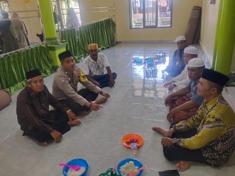 Sampaikan Pilkada Damai, Polsek Keritang Silaturahmi dengan Warga