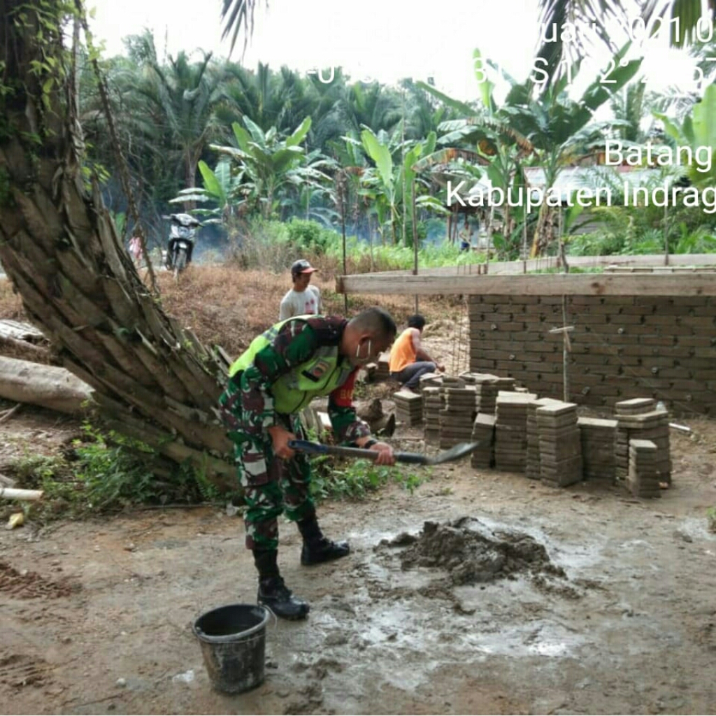 Akhir Pekan, Serda Rustam Sitompul Dampingi Warga Binaannya Bangun Pondasi Rumah
