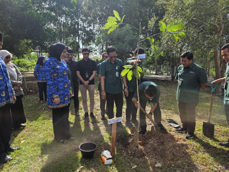 Employee Volunteering Go Green BPJS Ketenagakerjaan Rengat melakukan Penanaman Pohon Bersama Bupati Inhu