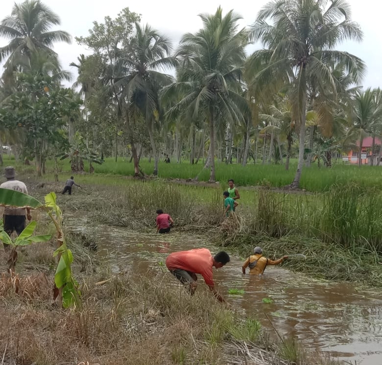 Warga Tanjung Harapan Inhil Rutin Bersihkan Anak Sungai