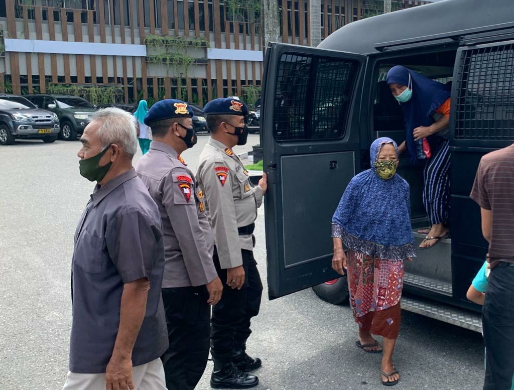 Satuan Brimob Polda Riau Bantu Masyarakat yang Lanjut Usia Untuk Divaksin