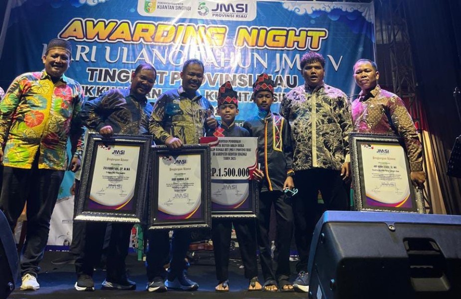 Malam Puncak JMSI Riau Award 2025 Dihiasi Aksi Nyata Legislator Dodi SPBU kepada Dika