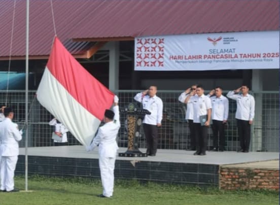 Warga Binaan Kibarkan Merah Putih Di Upacara Hari Lahir Pancasila Di Lapas Pasir Pangaraian