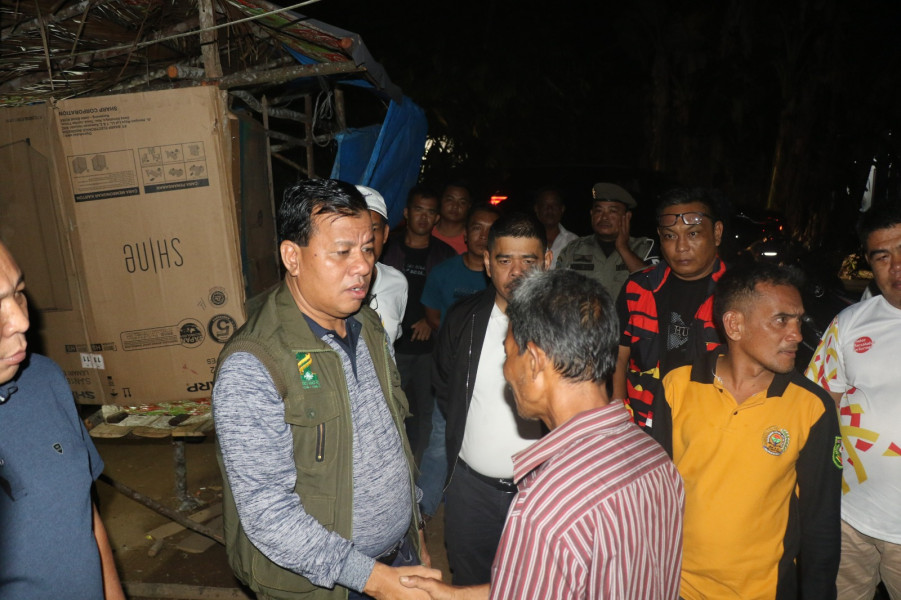 Elisman Terkejut, Rumahnya Di Datangi Plt Bupati Suhardiman Pemerintah Akan Bangunkan Rumah Yang Layak