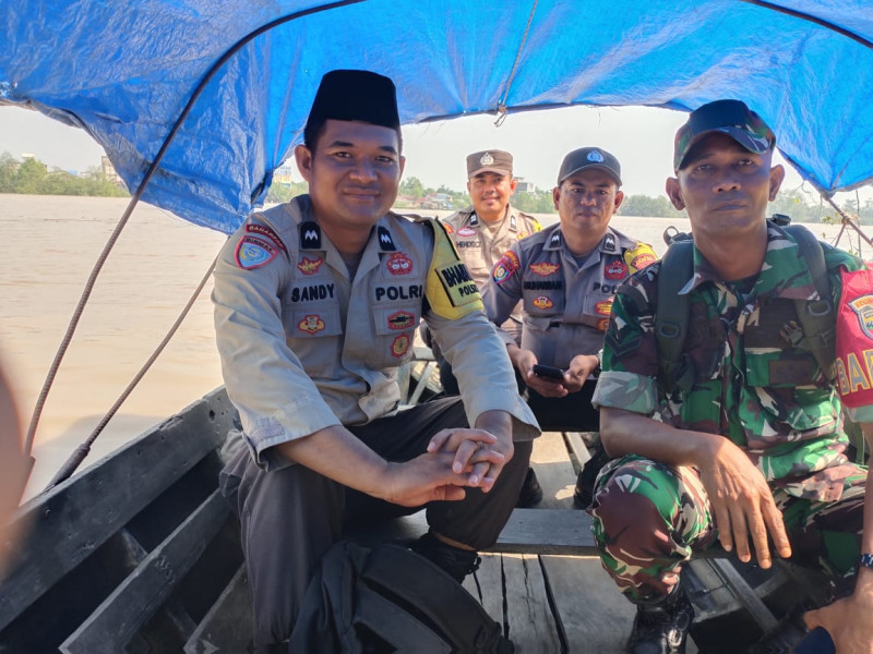 Sinergitas TNI-POLRI  Mengarungi Sungai Reteh, Jumpai Masyarakat Desa di Pinggiran Aliran Sungai