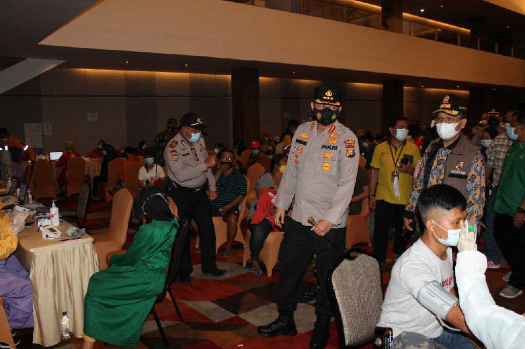 Peringati HUT Bhayangkara ke-75, Polresta Pekanbaru Gelar Vaksinasi Massal Bersama Instansi Terkait