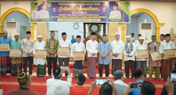 Safari Ramadhan Perdana di Masjid Agung Al-Ikhlas, Bupati Serahkan Bantuan 25 Masjid - Mushola