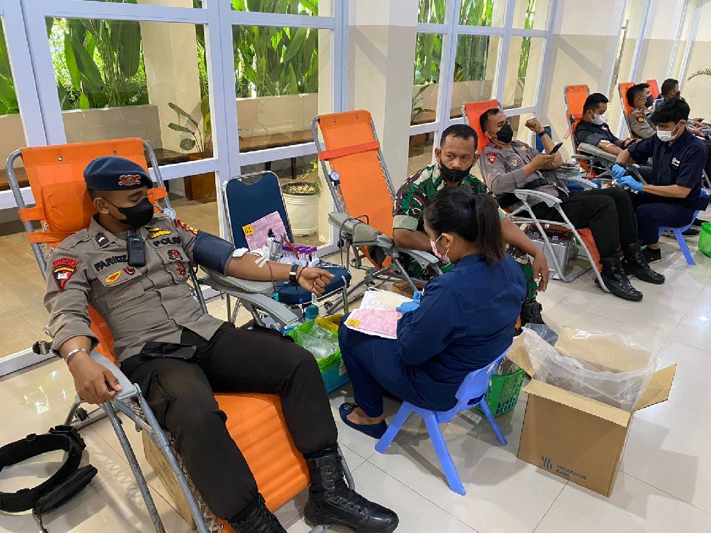 Dalam Rangka HUT Bhayangkara ke-76, Personel Sat Brimob Polda Riau Ikuti Donor Darah