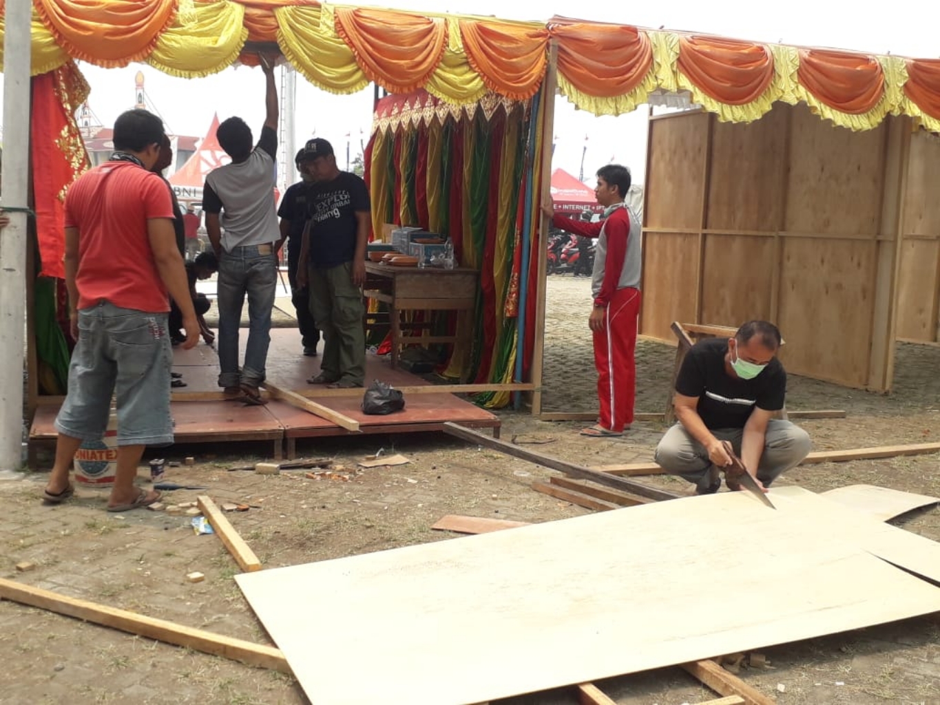 Keluarga Besar Bappeda Inhu Gotong Royong Membuat Stand MTQ