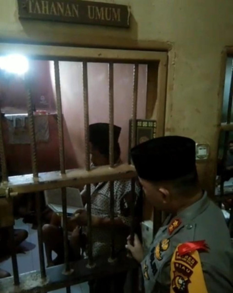 Kapolres Inhu Baca Al-Quran Bersama dan Berikan Tahanan THR