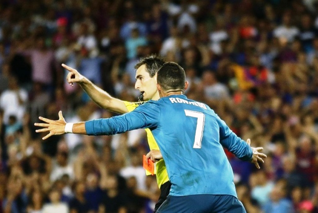 Messi Pernah Dorong Wasit, tapi Lolos dari Hukuman, Kenapa Ronaldo Dihukum ?