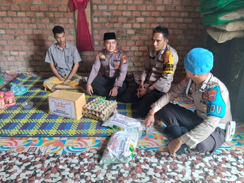 Kapolres Inhil, Berikan Santunan Kepada Keluarga Korban Anak Tenggelam di Kolam Renang