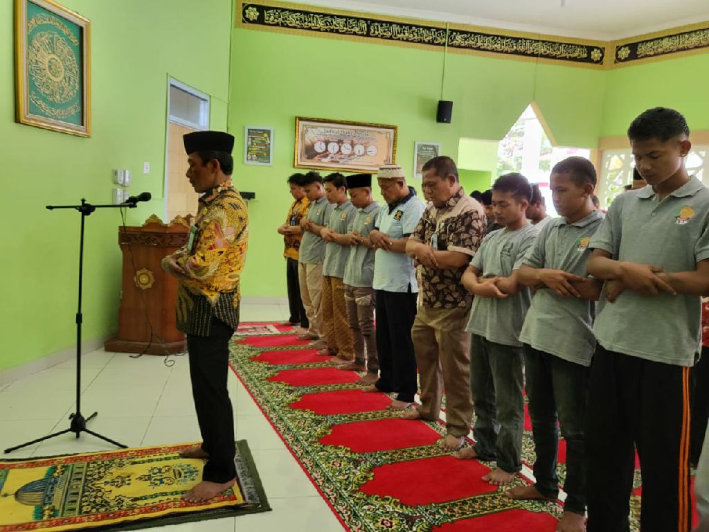 Usai Sidak Kamar, Kepala LPKA Sugiyanto Ajak Sipir dan Andikpas Sholat Berjamaah