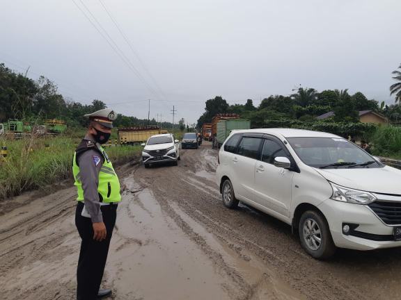 Panit Lantas dan Anggota Polsek Tapung Lakukan Pengaturan di Jalan Rusak KM 55 Petapahan