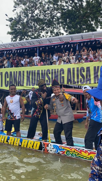 Melly Mike, Kapolda Riau dan Dikha Jajal Pacu Jalur