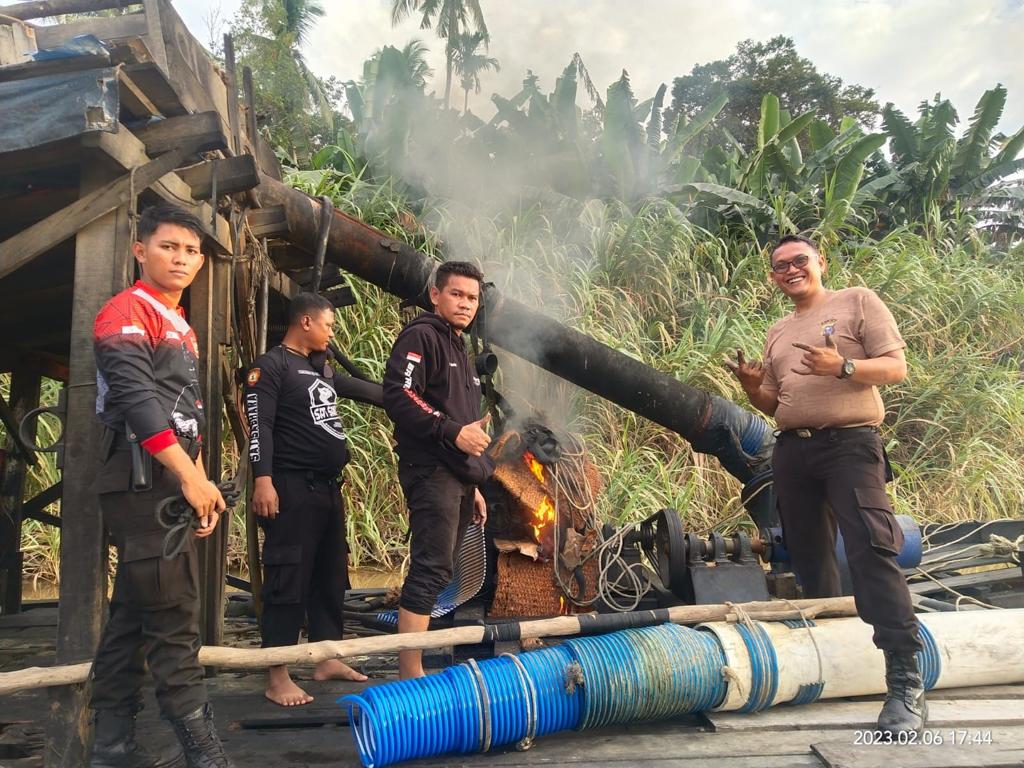 Polsek Kuantan Tengah Di Back Up Polres Kuansing Tertibkan PETI Di Desa Sawah Dan Desa Seberang Taluk Hilir