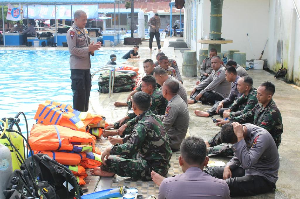 Sinergitas TNI-Polri, Laksanakan Latihan Materi Selam Pertolongan Korban Tenggelam