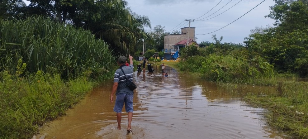 Jalan SMA 1 Seberida Sering Terkena Banjir, Ini Harapan Masyarakat Untuk Pemerintah