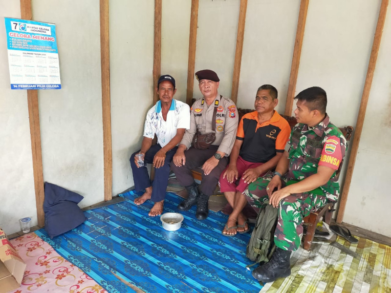 Didampingi Babinsa, Kanit Samapta Polsek Kateman Sambangi Masyarakat Sungai Teritip untuk Wujudkan Pilkada Damai 2024