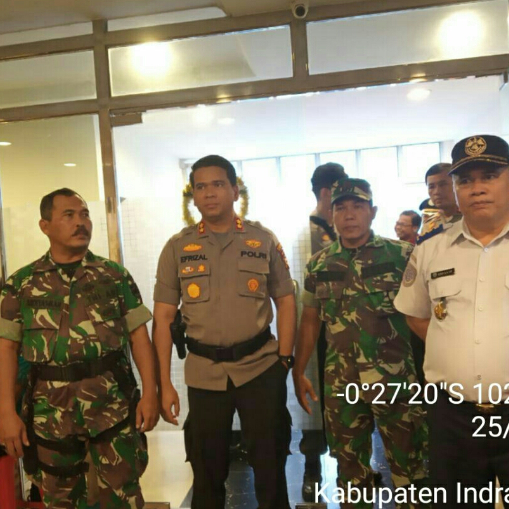 Personel Koramil 01 Rengat Bantu Polres Inhu dalam Pengamanan Perayaan Natal dan TahunBaru