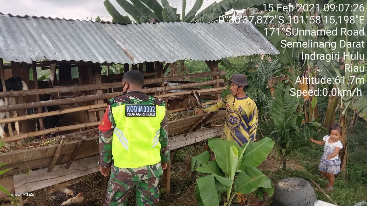 Berkunjung Ke Rumah Warga Trila Saputra Berikan Dukungan Beternak Kambing