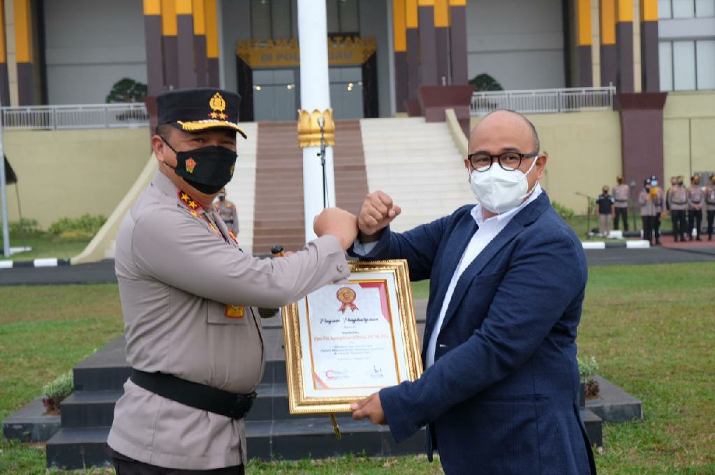 Dinilai Berhasil Berantas Narkoba, Kapolda Riau Terima Penghargaan dari Salahsatu Media Online
