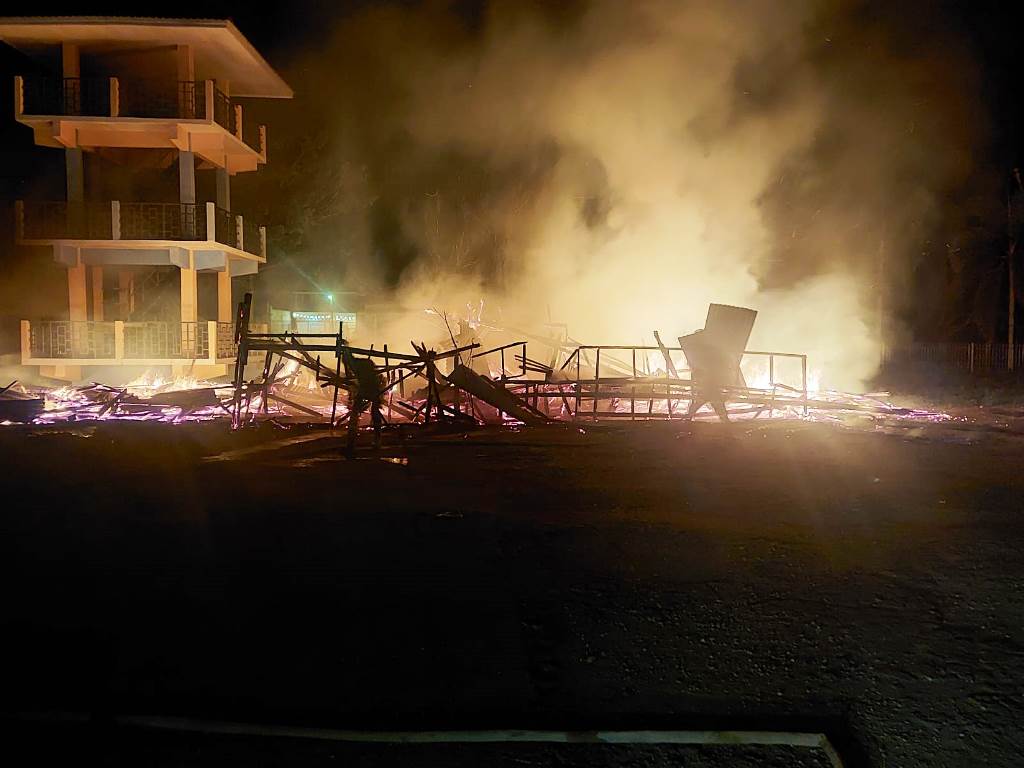 2 Unit Cafe Box dan Bekas Tribun Penonton MTQ di Kawasan Wisata Danau Raja Rengat Terbakar