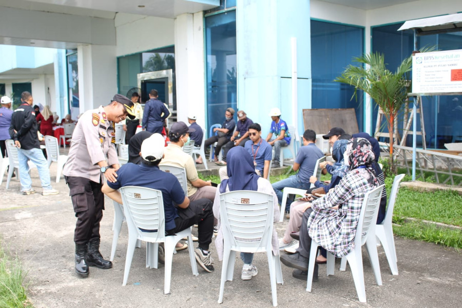 Kapolsek Kateman KOMPOL ERMANTO Serukan Pilkada 2024 Damai Saat Sambangi Karyawan PT. PSG