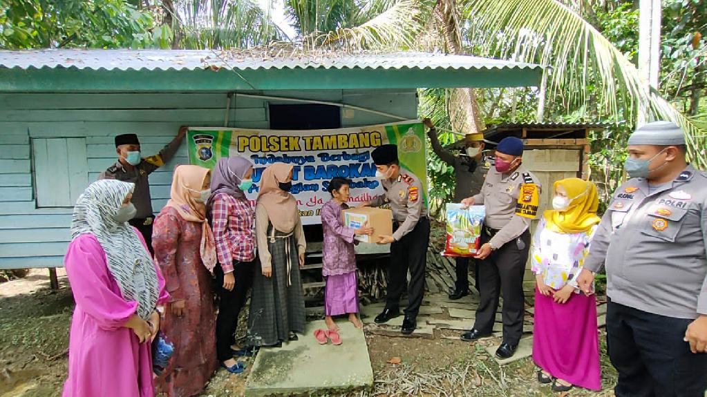 Jumat Berkah, Polsek Tambang Berbagi Sembako Kepada Warga Kurang Mampu