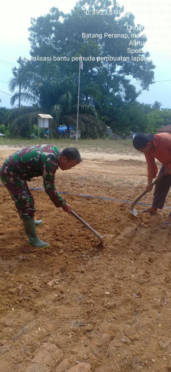 Dorong Minat Olahraga, Serda Juliper Togatorop Goro Pembuatan Lapang Volleyball di Sencano Jaya