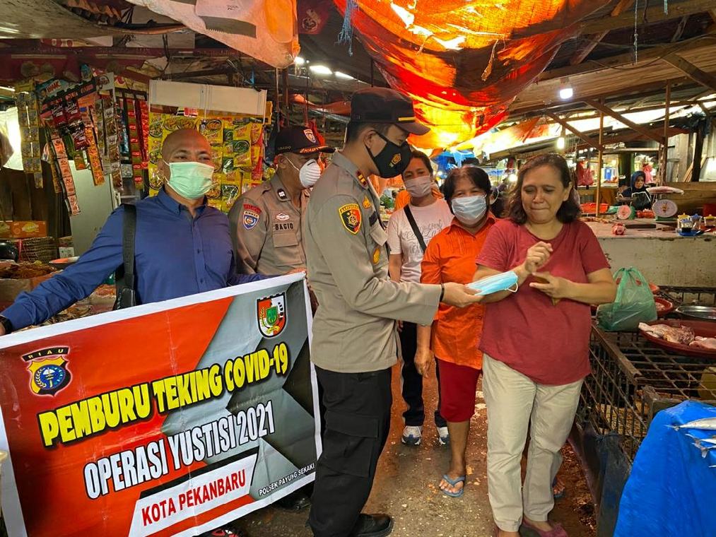 Polsek Payung Sekaki Bagikan Masker Gratis Kepada Pedagang dan Pengunjung Pasar Palapa 