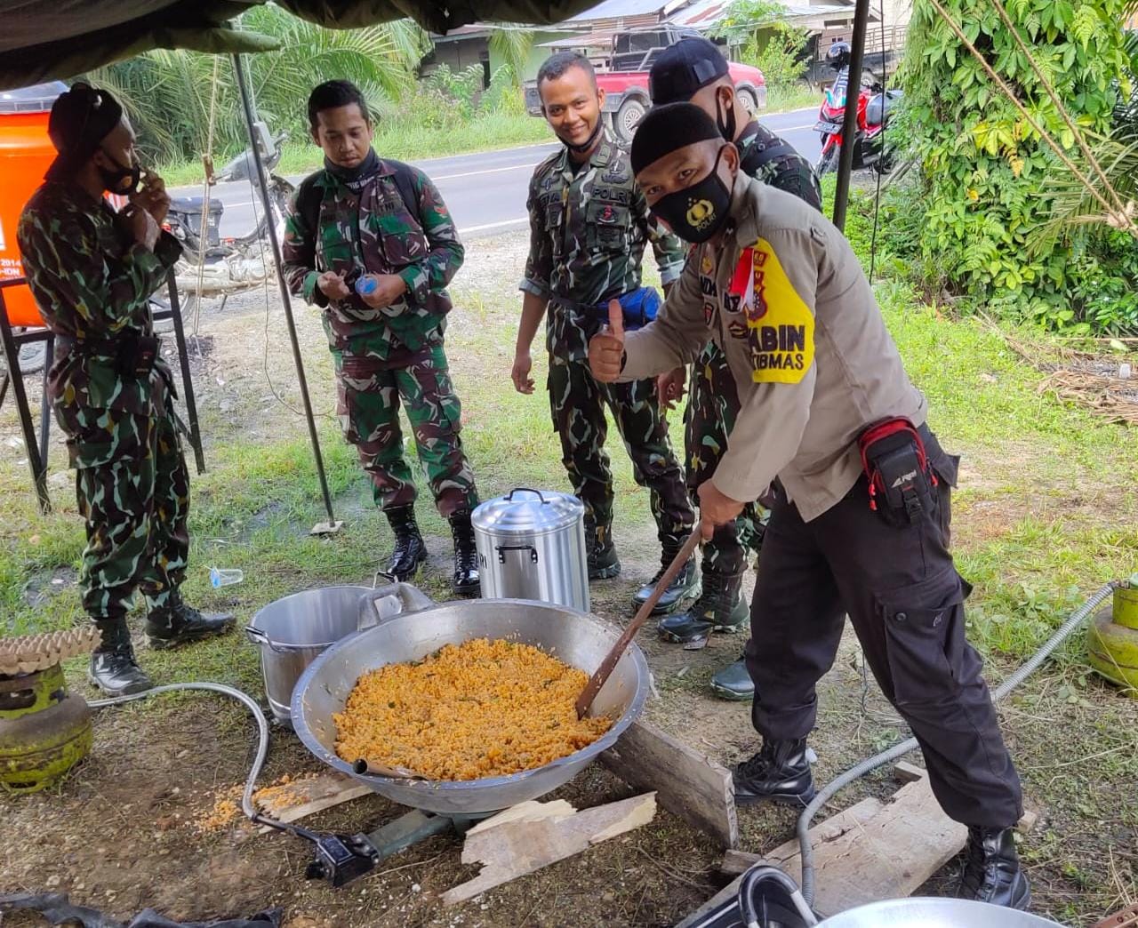 Polres Inhu Dirikan Dapur Umum Untuk Korban Banjir Pangkalan Kasai