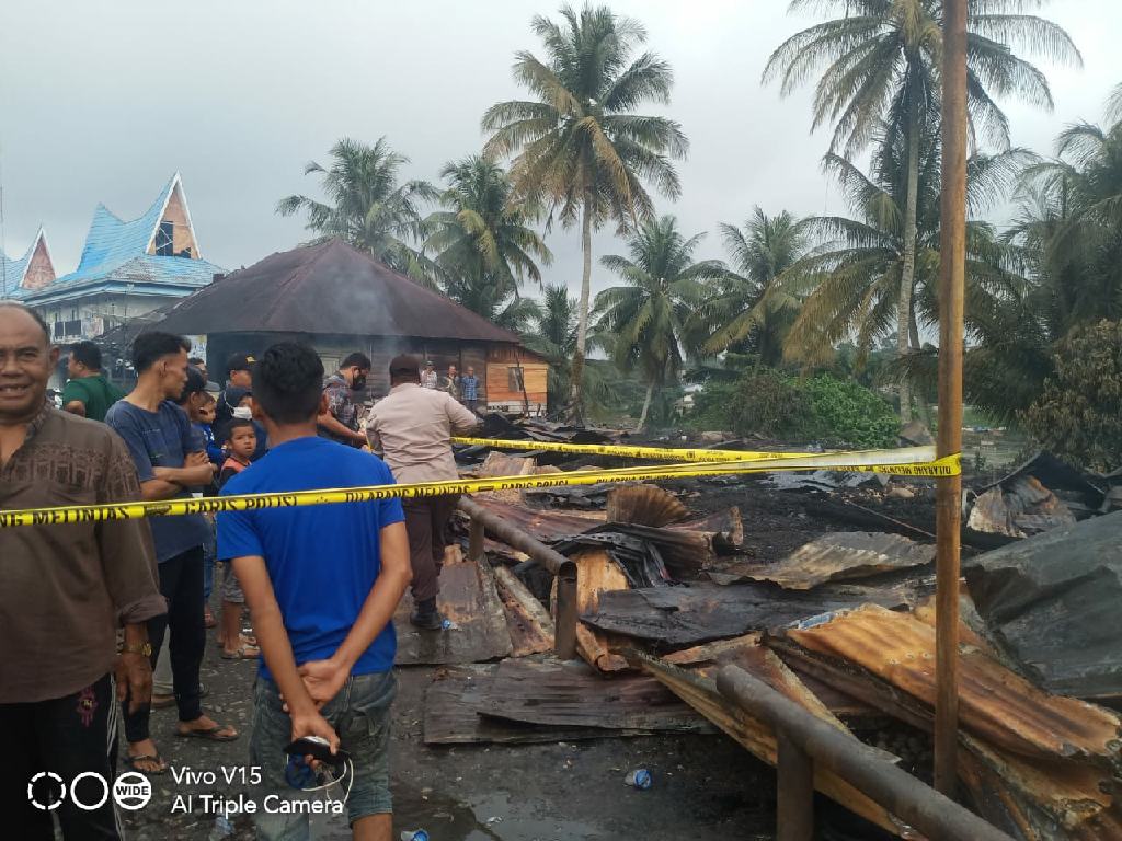 Kebakaran Kawasan Pasar Kuok, Belasan Kios Hangus Namun Tak Ada Korban Jiwa 