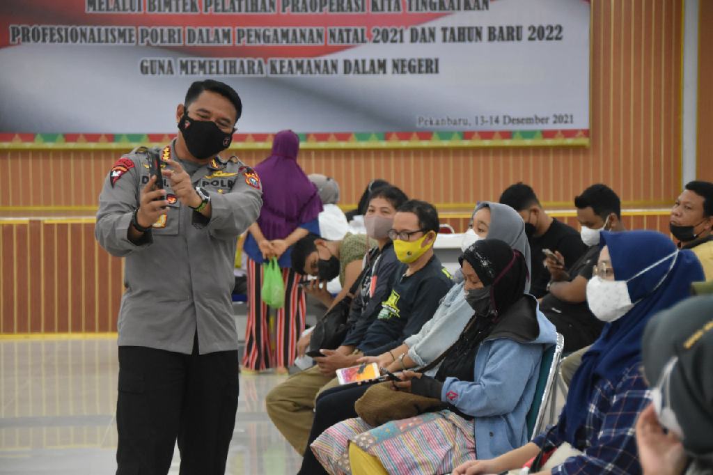 Dansat Brimob Polda Riau Tinjau Pelaksanaan Vaksinasi COVID-19 Serentak di  Gedung Bhayangkara