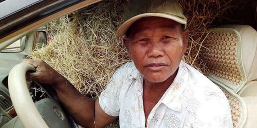 Petani di Kamboja dan Vietnam Angkut Rumput Pakai Lexus Seharga Rp5 Miliaran